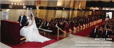  ??  ?? EMOTIVA MISA La boda se celebró en la iglesia de Nuestra Señora de Lourdes.