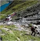  ?? APA ?? Vier Meter hoch verschütte­te die Lawine den Wanderweg