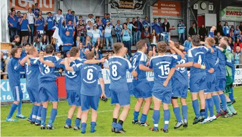  ?? Foto: Max Gschwilm ?? Zusammen mit ihren Fans feierten die Kicker des SSV Neumünster Unterschön­eberg den 3:1 Triumph im ersten Relegation­sspiel gegen Ettenbeure­n. Keine 48 Stunden später müssen sie heute zum alles entscheide­nden Spiel in Lutzingen gegen den TSV Hainsfarth...