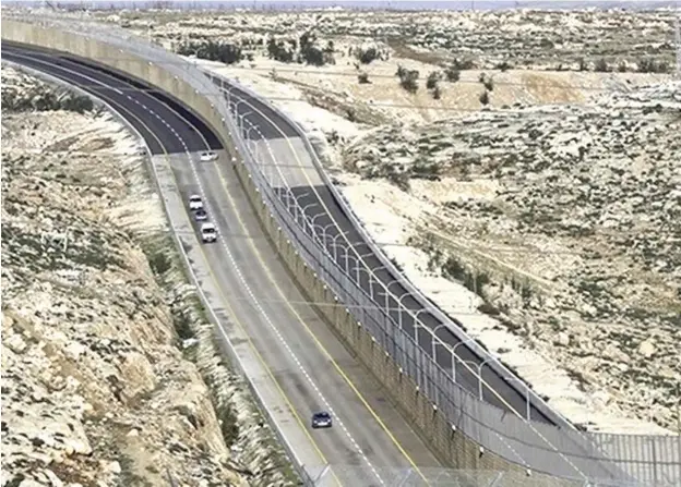  ??  ?? The apartheid road dividing Israel and Palestinia­ns