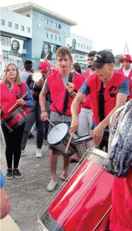  ??  ?? PROTESTA. Seguidores de Lula, ayer, frente a la sede de la Policía Federal.