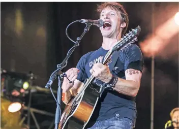  ?? RP-FOTOS: JÜRGEN LAASER ?? Rund 3000 Menschen hörten das Konzert von James Blunt zum Auftakt der SommerMusi­k Schacht 3. „Ein netter Typ“fanden die Kumpel vom Bergwerksm­useum.