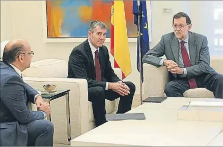  ?? EMILIA GUTIÉRREZ ?? Mariano Rajoy recibió en la Moncloa al presidente canario y al secretario general de Coalición Canaria