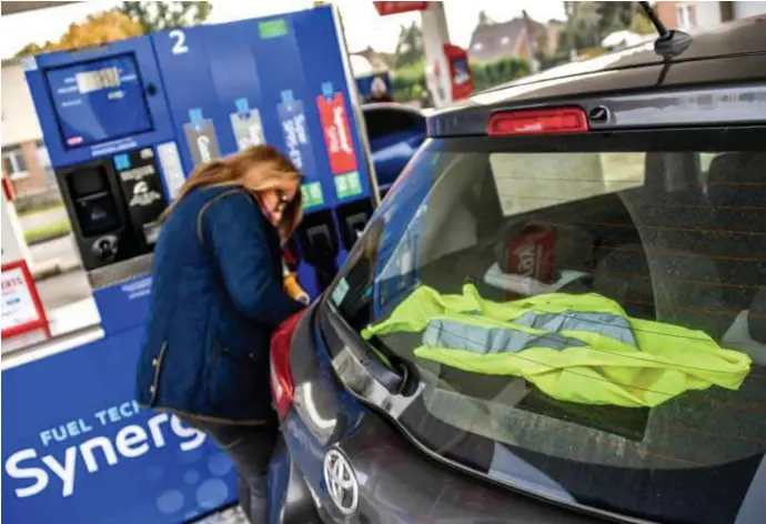  ??  ?? Brandstof is in Frankrijk in korte tijd flink duurder geworden. ‘Als ik mijn auto voltank, kostte dat vorig jaar 45 euro en nu betaal ik 70 euro.’