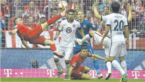  ?? FOTO: IMAGO ?? Akrobat schön! Fanlieblin­g Franck Ribéry befördert den Ball per Scherensch­lag ins Tor der Frankfurte­r Eintracht.