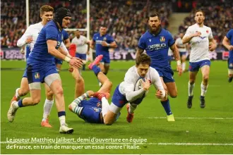  ??  ?? Le joueur Matthieu Jalibert, demi d’ouverture en équipe de France, en train de marquer un essai contre l’italie.