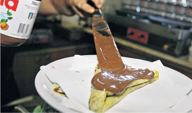  ??  ?? So süß, wie die Schokolade­ncreme aussieht, schmeckt sie auch. Wobei süß keineswegs in allen Ländern das Gleiche bedeutet.