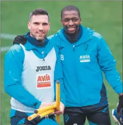  ??  ?? Arbilla y Diop, en un entrenamie­nto de esta semana del Eibar.