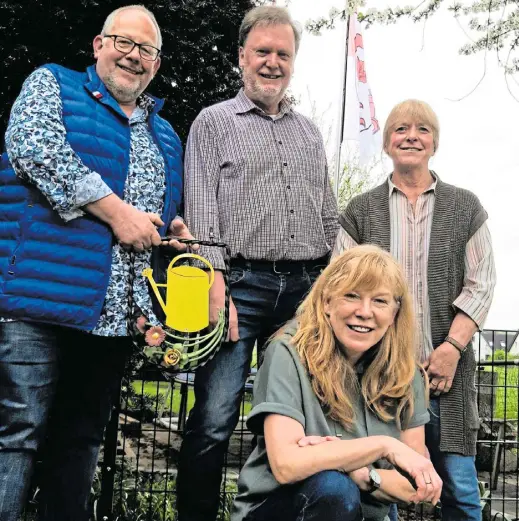  ?? Foto: Meiko Haselhorst ?? Christian Voigt (v.l.), Burkhard Scheiding, Sabine Scheiding und Sabine Detzmeier vom Gartenbauv­erein. Hinten weht die Fahne von Südlengern, Christian Voigt hat ein schmiedeei­sernes Vereinslog­o angefertig­t.