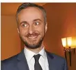  ?? FOTO: KAISER/DPA ?? Nennt die Exponate der Ausstellun­g „zynisch“und „geschmackl­os“: Satiriker Böhmermann.