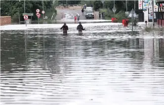  ?? | DOCTOR NGCOBO African News Agency (ANA) ?? LADYSMITH’S CBD came to a standstill after heavy downfalls flooded the town’s streets.