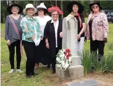  ?? Submitted photo ?? ■ Hot Springs Chapter No. 80 UDC members dedicate the Ithey Yeager Nash grave marker in Beirne.
