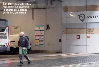  ??  ?? À la RATP, les salafistes remettent en question la charte de la laïcité sur le lieu de travail.