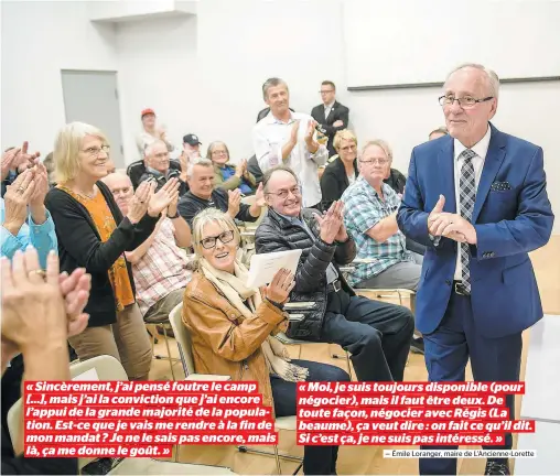  ?? PHOTO SIMON CLARK ?? Le maire de L’ancienne-lorette, Émile Loranger, a été applaudi à tout rompre par les citoyens à son arrivée à l’hôtel de ville, en fin de journée, hier. Ils étaient nombreux à vouloir lui serrer la pince pour le féliciter d’avoir tenu son bout contre Régis Labeaume pendant des années.