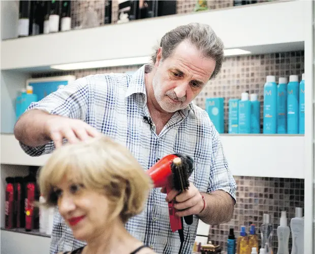  ?? ALLEN McINNIS / POSTMEDIA NEWS FILES ?? Richard Zilberg blow- dries a colleague’s hair at Salon Tessima in Montreal last year. Zilberg won his case against his former employer, Iris Gressy.