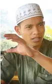  ?? MIFTAHULHA­YAT/JAWA POS ?? TELATEN: Ustad Habibi (foto kiri) dan Ustad Yayat dari Pondok Quran yang rutin mengajari para napi korupsi mengaji.