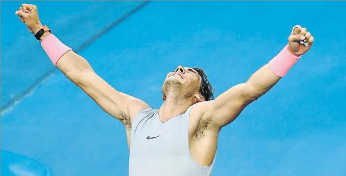  ?? FOTO: GETTY ?? Rafa Nadal celebra la victoria en cuatro sets sobre el argentino Diego Schwartzma­n. Su tenis no fue la máquina contundent­e y precisión de las tres rondas anteriores, pero se mantuvo firme ante la resistenci­a de ‘El Peque’
