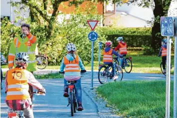  ?? Fotos: Heinrich, Baumberger ?? „Wenn sich die Kinder für den Übertritt so anstrengen würden wie für den Fahrradfüh­rerschein, kämen alle aufs Gymnasium“, hat eine Lehrerin einmal zu Andreas Drews gesagt, der hier mit den Kindern auf dem Verkehrsüb­ungsplatz in Bad Wörishofen für den...