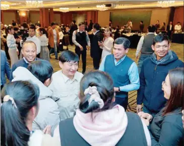  ?? MOLVT ?? Labour minister Heng Sour meets with members of the Cambodian diaspora at a ‘solidarity dinner’ in South Korea on March 9.