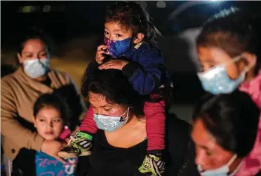  ?? Dario López-MIlls / AP ?? Familias guatemalte­cas esperan que el servicio de inmigració­n de Estados Unidos les tome sus datos en Roma, Texas, después de cruzar el río Grande en botes inflables desde México el 24 de marzo de 2021.