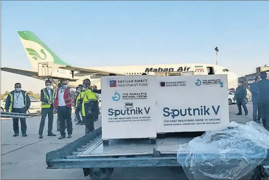  ?? WANA NEWS AGENCY / REUTERS ?? El primer envío de la vacuna rusa Sputnik V llegó el jueves al aeropuerto Imán Jomeini de Teherán