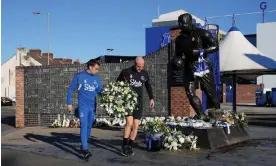  ?? Photograph: Peter Byrne/PA ?? Everton captain Séamus Coleman and manager Sean Dyche lay flowers by the Dixie Dean statue in a tribute to Bill Kenwright.