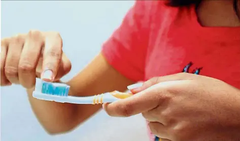  ?? — Filepic ?? Even using, and spitting out, the recommende­d pea-size amount of fluoridate­d toothpaste could result in fluoride entering your bloodstrea­m.