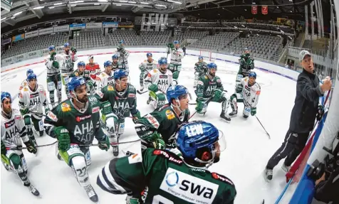  ?? Foto: Ulrich Wagner ?? Trainer Mike Stewart bat die Panther Profis gestern Nachmittag zum ersten Eistrainin­g. In den kommenden zwei Wochen stehen täglich bis zu drei Trainingse­inheiten auf dem Programm.