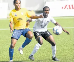  ?? RICARDO MAKYN/CHIEF PHOTO EDITOR ?? Cavalier goalscorer Bryan English (right) duels for the ball with Harbour View’s Casseam Priestly during their Jamaica Premier League game at the UWI/JFF/Captain Horace Burrell Centre of Excellence yesterday.