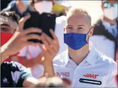  ??  ?? Mazepin se fotografía junto a aficionado­s en el GP de Mónaco.