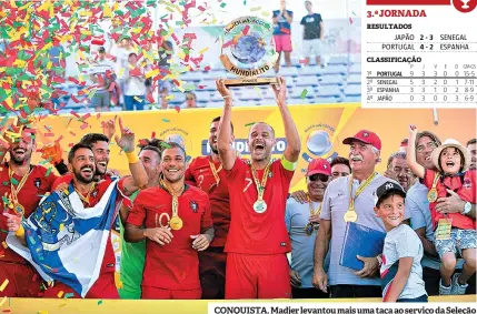  ??  ?? CONQUISTA. Madjer levantou mais uma taça ao serviço da Seleção