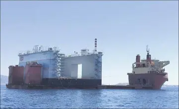  ?? ?? Après  jours de mer, le navire Sunrise a approché des côtes marseillai­ses hier, quasiment masqué par le caissonnie­r qu’il transporte.