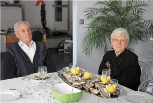  ?? | PHOTO : JACKIE FOUCAULT ?? Gilbert et Cécile Foucault, un couple installé dans la station balnéaire depuis plusieurs dizaines d’années. (Photo d'archives)