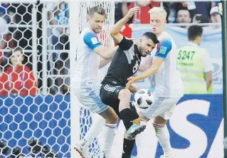  ?? Ap / victor caivano ?? El argentino Sergio Agüero, arriba ante dos jugadores de Islandia, fue el responsabl­e del único gol de su conjunto.