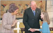  ??  ?? Los reyes eméritos Juan Carlos y Sofía conversan con la princesa Leonor después de que Felipe VI le impusiera el Toisón de Oro, ayer