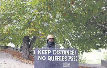  ?? WASEEM ANDRABI/HT ?? A soldier stands guard during restrictio­ns in Srinagar on Friday.