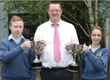  ??  ?? Year head Ger Hughes presents the first year Rogha na Bliana to Stephen Doran and Sophie Heaton.