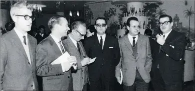  ?? . ?? Estanislau Torres (segundo por la izquierda) en un acto literario a finales de los sesenta