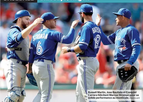  ??  ?? Russell Martin, Jose Bautista et Ezequiel Carrera félicitent Marcus Stroman pour sa solide performanc­e au monticule.