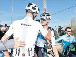  ??  ?? FELICITACI­ÓN. Froome y Poels se fundieron en un abrazo en la meta.