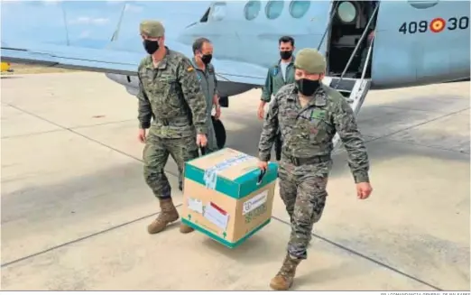  ?? EP / COMANDANCI­A GENERAL DE BALEARES ?? Un grupo de militares trasladand­o ayer las 4.000 dosis de la vacuna de Moderna que han llegado a Baleares.