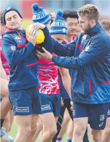  ?? Picture: SCOTT BARBOUR/GETTY ?? GOOD GRAB: Luke Dahlhaus and Jackson Trengove compete during yesterday’s training session at the Whitten Oval.