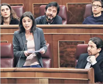  ??  ?? ► Irene Montero y Pablo Iglesias en el Congreso español, en marzo de 2017.