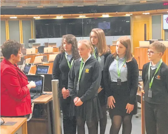  ??  ?? > Merthyr Tydfil and Rhymney AM Dawn Bowden talks with pupils from Cyfarthfa High School at a recent visit to the Senedd in Cardiff