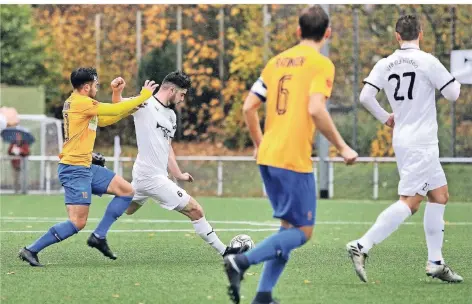  ?? RP-FOTO: STEPHAN KÖHLEN ?? Talha Demir (am Ball) setzte diesmal in der Offensive keine entscheide­nden Akzente.