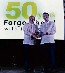  ??  ?? John Choa - Secretary General of Printing Industries Associatio­n of the Phils. handed a plaque of Appreciati­on to Fuji Xerox Philippine­s President Hiroaki Abe