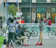  ??  ?? Sulle panchine Giovani davanti la stazione di Porta Nuova