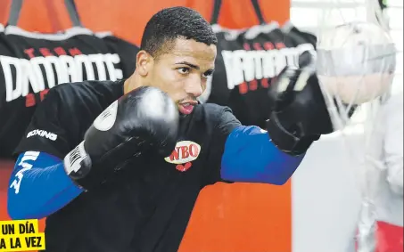  ??  ?? UN DÍA A LA VEZ Félix Verdejo permanece entrenando en Puerto Rico mientras espera que se afinen los detalles para retar al británico Terry Flanagan por el campeonato ligero de la OMB.