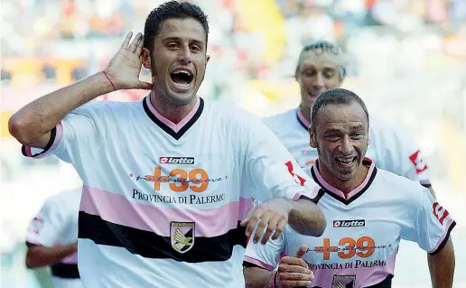  ?? Inseparabi­li ?? Fabio Grosso (a sx) e Eugenio Corini (a dx) festeggian­o dopo un gol del primo in Roma-Palermo del 2004-05. Assieme, hanno trascinato i siciliani dal 2004 al 2006