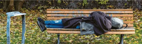  ??  ?? Obdachlose sind nicht nur in den großen Städten anzutreffe­n. Auch im Unterallgä­u gibt es Menschen ohne festen Wohnsitz. Um sie kümmert sich Johanna Miller von der Caritas.
Symbolfoto: dpa